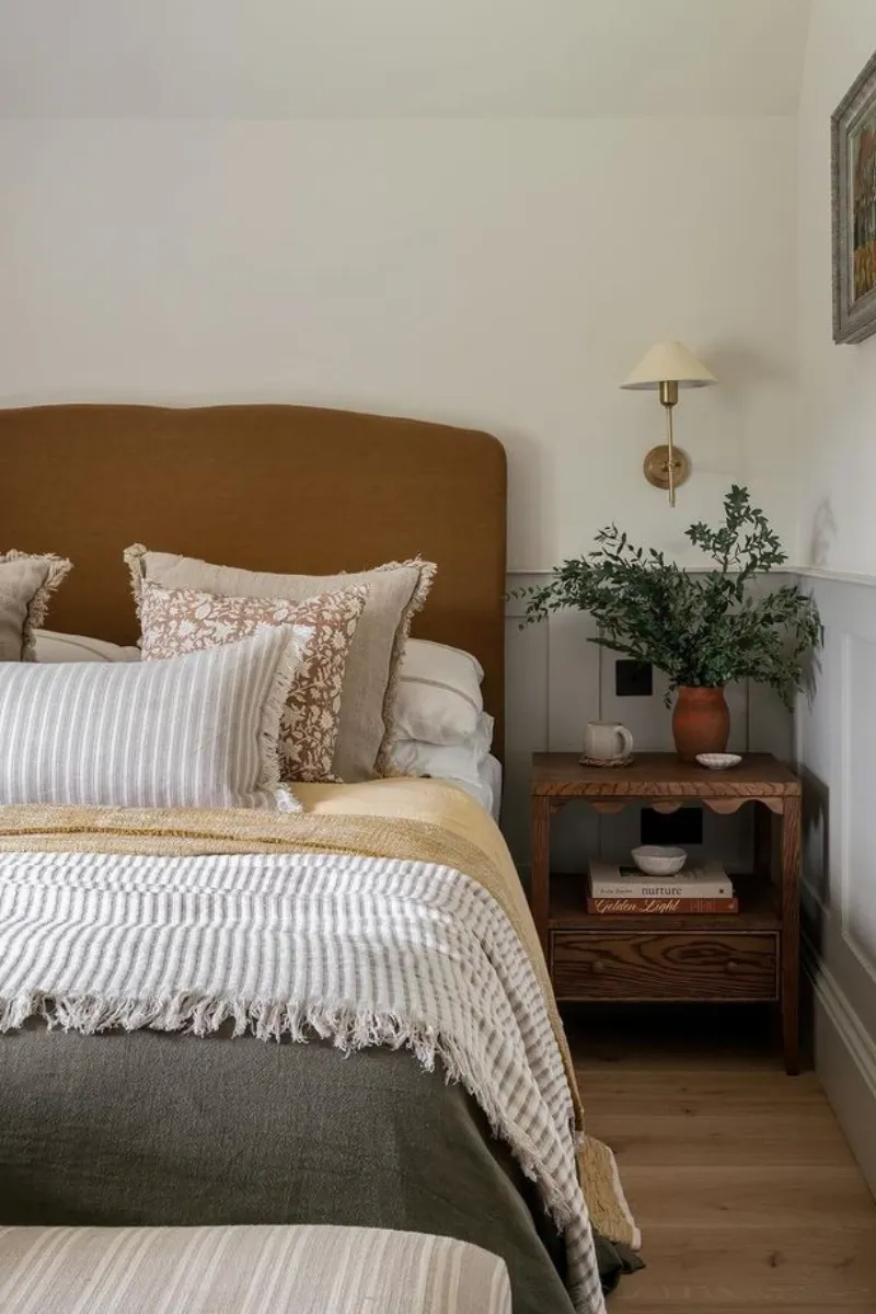 Where to Place Your Bed in Bedroom? Feng Shui Bedroom Layout Explained 4 a feng shui bedroom with a solid wall behind bed