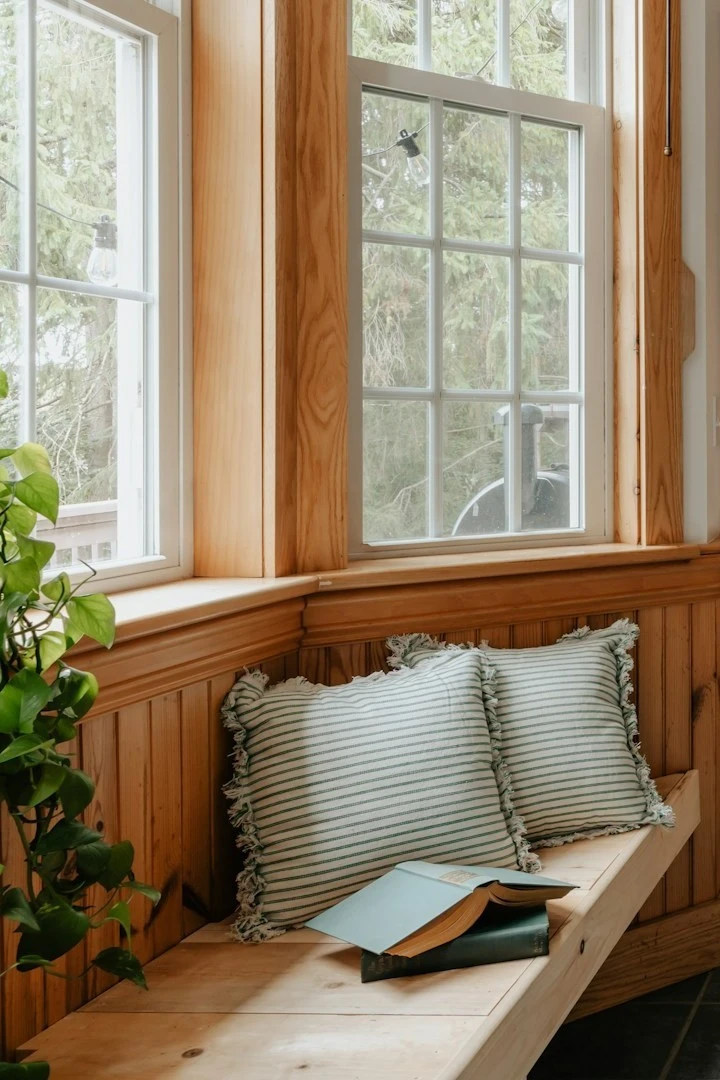 How to Make a Cozy Reading Nook That's Actually Warm All Winter (Not Just Pretty) 2 a cozy reading nook near windows with pillows